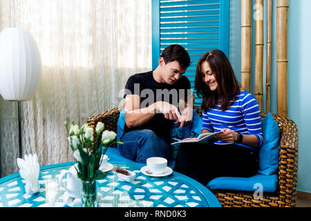 Junges Paar sitzen auf der Couch in Spa Salon. Stockfoto