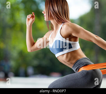 Sportliche junge Frau beim Joggen im Sommer. Stockfoto