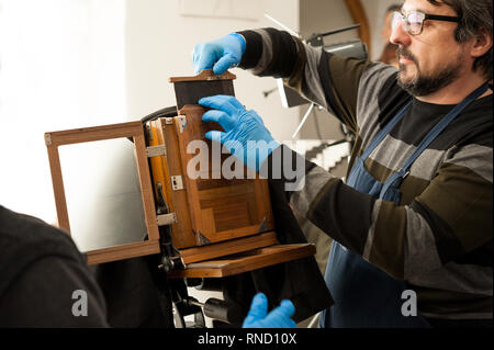 Fotograf legt eine alte Großformatkamera mit fotografischen Platte Chassis, vor dem Schießen. Stockfoto