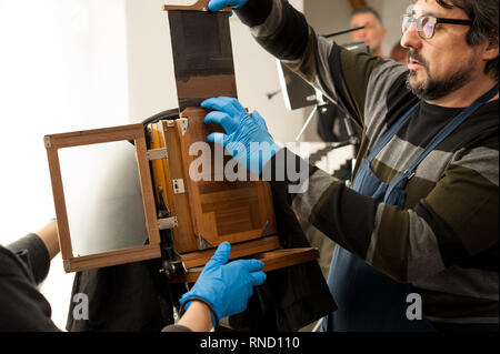 Fotograf legt eine alte Großformatkamera mit fotografischen Platte Chassis, vor dem Schießen. Stockfoto