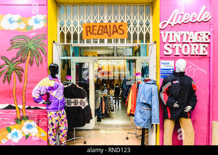 Valencia, Spanien - 16. Februar 2019: Vintage second hand Kleidung Store in der bekannten Nachbarschaft von Stadtteil Ruzafa, Spanien. Stockfoto