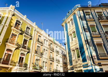 Valencia, Spanien - 16. Februar 2019: stattliche Gebäude auf der Straße von Cadiz im Stadtteil Ruzafa Nachbarschaft. Stockfoto