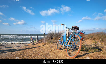 Bikes von dem Eingang zum Strand auf der Insel Hiddensee, Ostsee, Norddeutschland. Hellen Tag mit blauem Himmel im Herbst oder im Winter. Panoramablick auf das Bild. Stockfoto