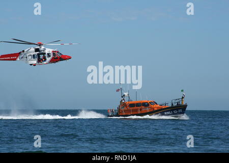 HM Küstenwache Hubschrauber und Selsey Rettungsboot in Selsey Rettungsboot Tag im August 2018 Stockfoto