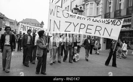 Studenten der Deutsche Gesellschaften (VDS) rief zu einer Demonstration am 19. Juli 1974 in Bonn gegen die Besetzung des Nordens der Insel im Mittelmeer Zypern durch die türkischen Streitkräfte. | Verwendung weltweit Stockfoto