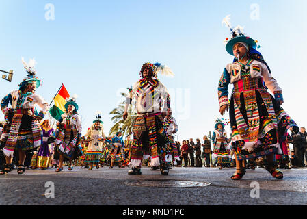 Valencia, Spanien - 16. Februar 2019: folkloristische Tanz Gruppe aus Bolivien Tanzen in einen kulturellen Parade der Südamerikanischen Ethnien. Stockfoto