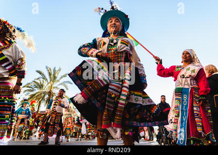 Valencia, Spanien - 16. Februar 2019: Frau Durchführung der Bolivianischen Volkstanz der Tinku in folkloristische und farbenfrohen traditionellen Kleid während der gekleidet Stockfoto