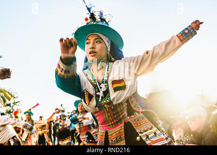 Valencia, Spanien - 16. Februar 2019: Frau Durchführung der Bolivianischen Volkstanz der Tinku in folkloristische und farbenfrohen traditionellen Kleid während der gekleidet Stockfoto