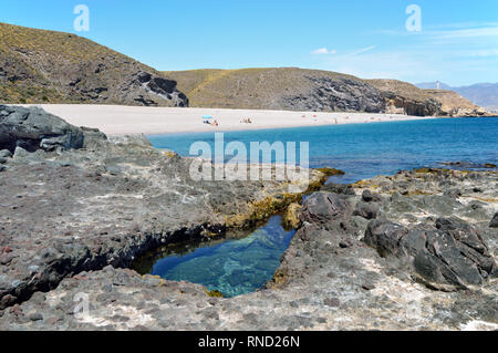 Playa de los Muertos (Strand der Toten) ist einer der schönsten Strände in Andalusien (Spanien) mit kristallklarem Wasser. Stockfoto