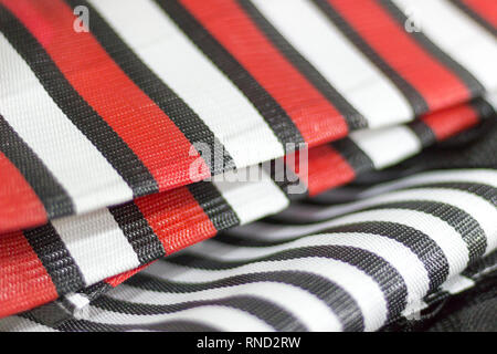 Detail aus Nylon Beutel mit roten und schwarzen Streifen. Saara, Rio de Janeiro, Brasilien. 2019 Stockfoto