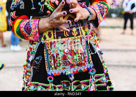 Detail der bunte Stickerei eines typischen Kostüm aus der Folklore der Anden Boliviens zu Tanz der Tinku. Stockfoto