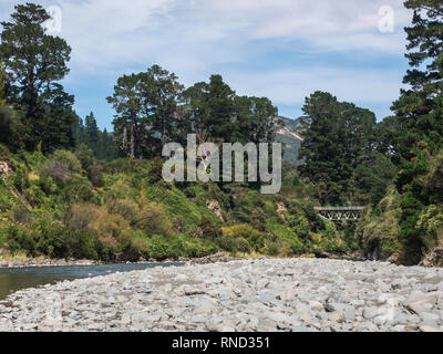 Felsen und Fluss Brücke über Fluss an Ngaruroro Kuripapango, Taihape Napier Road, Inland Mokai Patea, Central North Island, Neuseeland Stockfoto