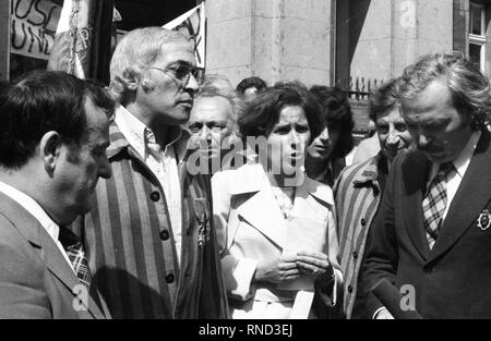Der Prozess gegen Beate Klarsfeld vor dem Kölner Landgericht am 9. Juli 1974 wurde von Protesten durch Deutsche und französische Widerstandskämpfer gegen das NS-Regime begleitet. | Verwendung weltweit Stockfoto
