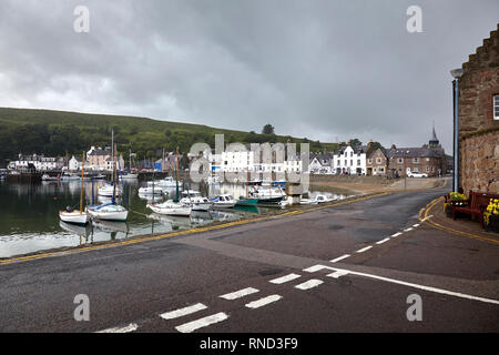 STONEHAVEN, Aberdeenshire, Schottland, Großbritannien, 7. Juli 2017. Blick über den Hafen von Stonehaven mit angelegten Sportboote, Yachten, Jollen und Motorboote Stockfoto