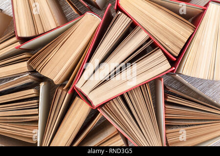 Einige alte Bücher. Verwendet gebundene Bücher. Ansicht von oben. Ausbildung Stockfoto