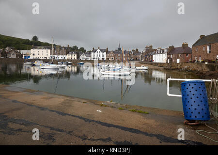 STONEHAVEN, Aberdeenshire, Schottland, Großbritannien, 7. Juli 2017. Blick über den Hafen von Stonehaven mit angelegten Sportboote, Yachten, Jollen und Motorboote Stockfoto