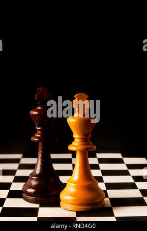 Schach Könige, Schwarz und Weiß auf dem Schachbrett Stockfoto