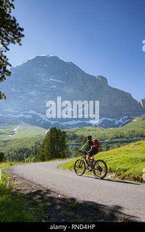 Schön und immer jung Senior Frau reiten Ihr e-mountainbike unterhalb der Eiger Nordwand, Jungfrauregion, Schweiz Stockfoto