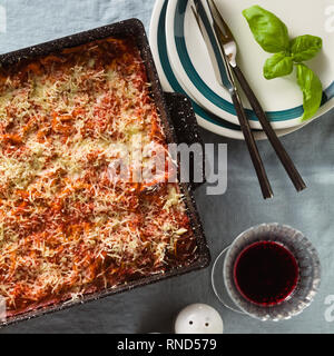 Vegane Lasagne mit Linsen und Erbsen in einem Blech auf einem Tisch mit einem blauen Leinen Tischdecke. gesunde italienische Küche für die ganze Familie, Par Stockfoto