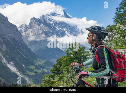 Schön und immer jung Senior Frau reiten Ihr e-mountainbike unterhalb der Eiger Nordwand, Jungfrauregion, Stockfoto