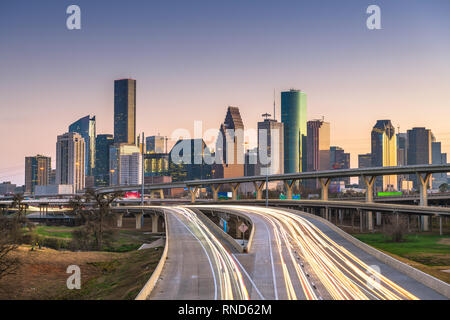 Houston, Texas, USA Downtown Skyline der Stadt und Landstraße in der Abenddämmerung. Stockfoto