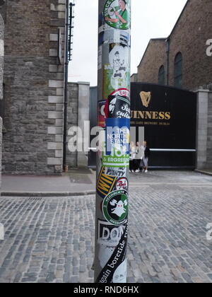 Strasse Pfosten Aufkleber außerhalb St James's Gate - Dublin - Irland Stockfoto