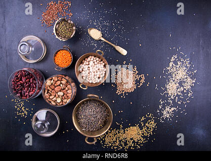 Essen Satz von variousLegumes, sereals, Bohnen, Getreide und Saatgut. Art der Linsen, Bulgur, Maische, Mung Bohnen, Kichererbsen, Sonnenblumenkerne, Couscous, Reis. Stockfoto