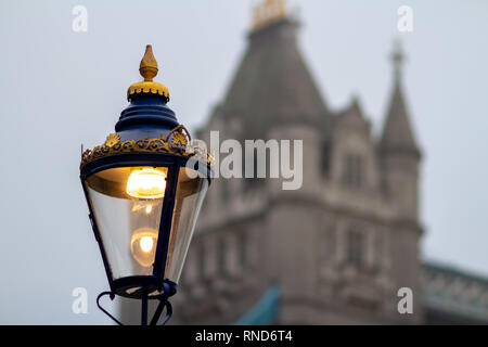 Straßenlaterne gegen die Tower Bridge in tiefe Morgennebel. London, Großbritannien Stockfoto