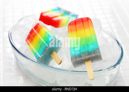 Hausgemachte rainbow Ice pop Stockfoto