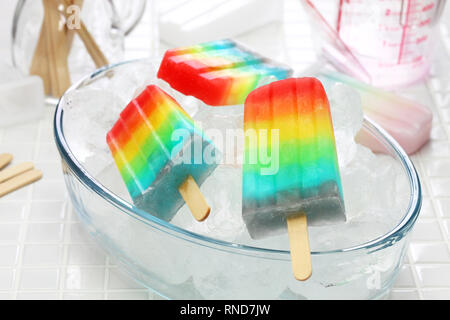 Hausgemachte rainbow Ice pop Stockfoto