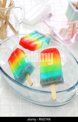 Hausgemachte rainbow Ice pop Stockfoto