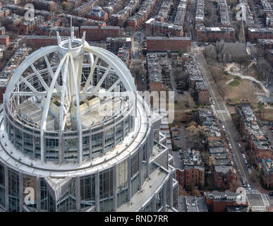 Back Bay und an der Oberseite der 111 Huntington Avenue Wolkenkratzer in Boston. Die 10 höchsten. Von Prudential Skywalk Observatory, Boston, Massachusetts. Stockfoto