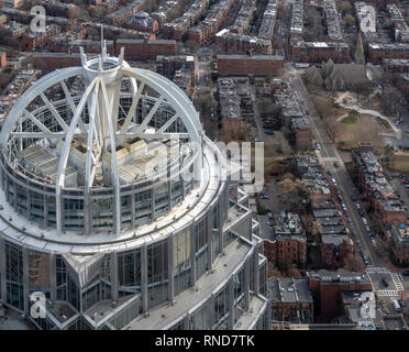 Back Bay und an der Oberseite der 111 Huntington Avenue Wolkenkratzer in Boston. Die 10 höchsten. Von Prudential Skywalk Observatory, Boston, Massachusetts. Stockfoto