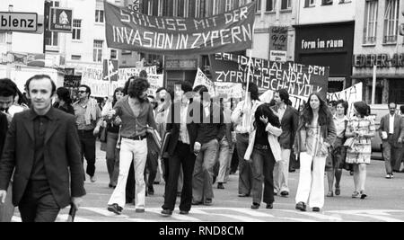 Studenten der Deutsche Gesellschaften (VDS) rief zu einer Demonstration am 19. Juli 1974 in Bonn gegen die Besetzung des Nordens der Insel im Mittelmeer Zypern durch die türkischen Streitkräfte. | Verwendung weltweit Stockfoto