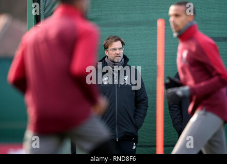 Liverpool Manager Jürgen Klopp (Mitte) wacht über die Spieler während des Trainings bei Melwood Training Ground, Liverpool. Stockfoto