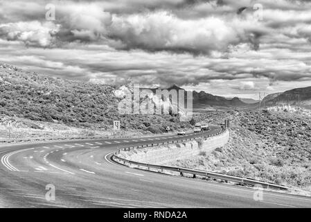 CITRUSDAL, SÜDAFRIKA, 22. AUGUST 2018: die Fahrzeuge an der Spitze des Piekenierskloof Pass zwischen Piketberg und Citrusdal in der Provinz Western Cape Stockfoto