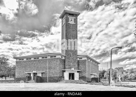CITRUSDAL, SÜDAFRIKA, 22. AUGUST 2018: die Niederländische Reformierte Kirche in Citrusdal in der Western Cape Provinz. Schwarzweiß Stockfoto