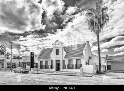 CITRUSDAL, SÜDAFRIKA, 22. AUGUST 2018: eine Straße, Szene, mit einem historischen Bankgebäude und ein Fahrzeug, in Citrusdal in der Western Cape Provinz. Mon Stockfoto