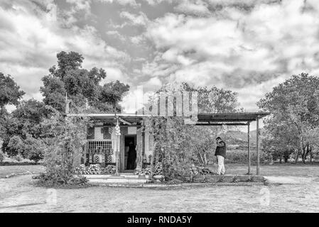 CITRUSDAL, SÜDAFRIKA, 22. AUGUST 2018: ein Bauernhof Stall, Verkauf von Zitrusfrüchten, in Citrusdal in der Western Cape Provinz. Menschen sind sichtbar. Monochrom Stockfoto