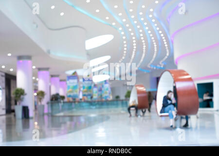 Abstrakte verschwommenen Hintergrund Kunden einkaufen im Kaufhaus mit bokeh Licht. Stockfoto