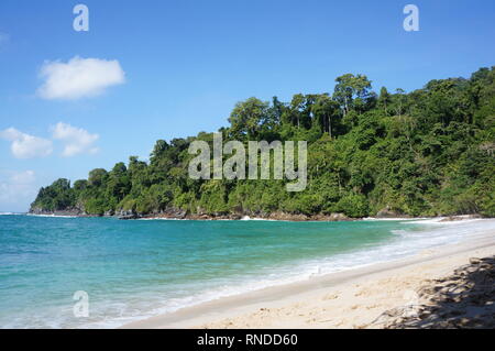 Blue Sky von Teluk Hijau Strand Banyuwangi Indonesien Stockfoto