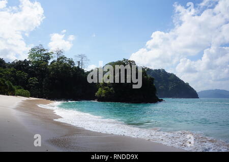 Blue Sky von Teluk Hijau Strand Banyuwangi Indonesien Stockfoto