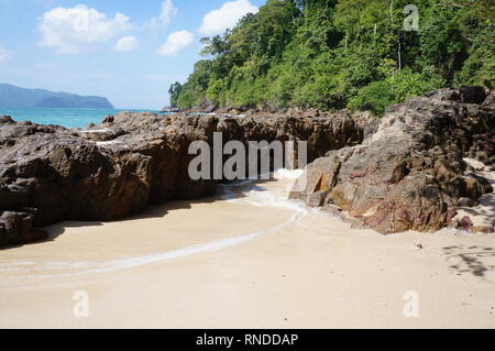 Blue Sky von Teluk Hijau Strand Banyuwangi Indonesien Stockfoto