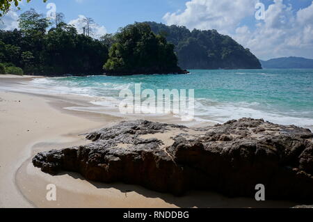 Blue Sky von Teluk Hijau Strand Banyuwangi Indonesien Stockfoto