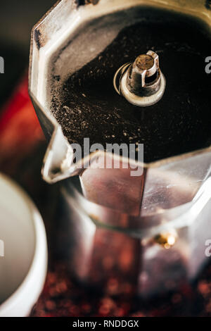 Frischen Kaffee in der Kaffeemaschine Stockfoto