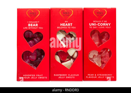 Boxen von M&S sortierte Frucht, Himbeere und Birne & Erdbeere Geschmack Gelee Bonbons auf weißem Hintergrund - für Valentines Tag Stockfoto