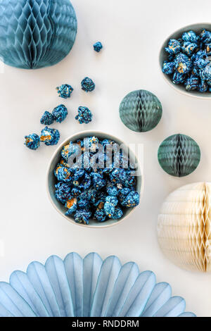 Blueberry Popcorn auf Schalen und blauem Papier Dekorationen Stockfoto