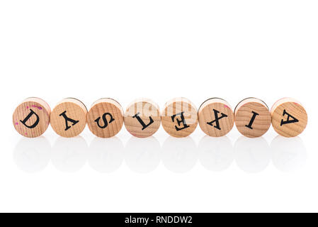 Wort Legasthenie aus kreisrunden Holz Fliesen mit Buchstaben Kinder Spielzeug. Konzept des Lernens Schwierigkeiten Unordnung in Kinderspielzeug Buchstaben geschrieben. Stockfoto