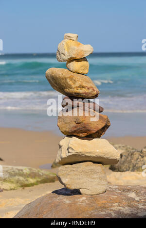 Stein stapeln auf Bondi Beach in Stockfoto