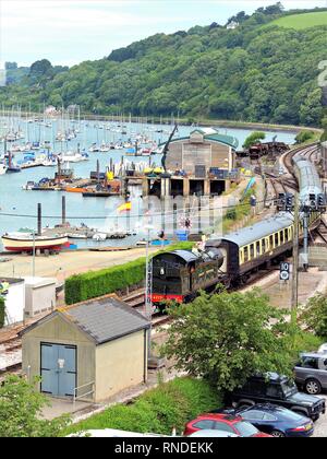 Kingswear, Devon, Großbritannien. 17. Juni 2009. Der Dampfzug an Kingswear Bahnhof ankommen von Paignton läuft durch die Seite des Flusses Dart im Devon, Engla Stockfoto